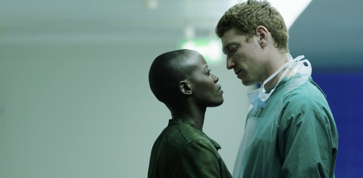 Charlotte continues - Florence Kasumba and Daniel Donsky in „War in the head“ Screenshot © NDR 2019